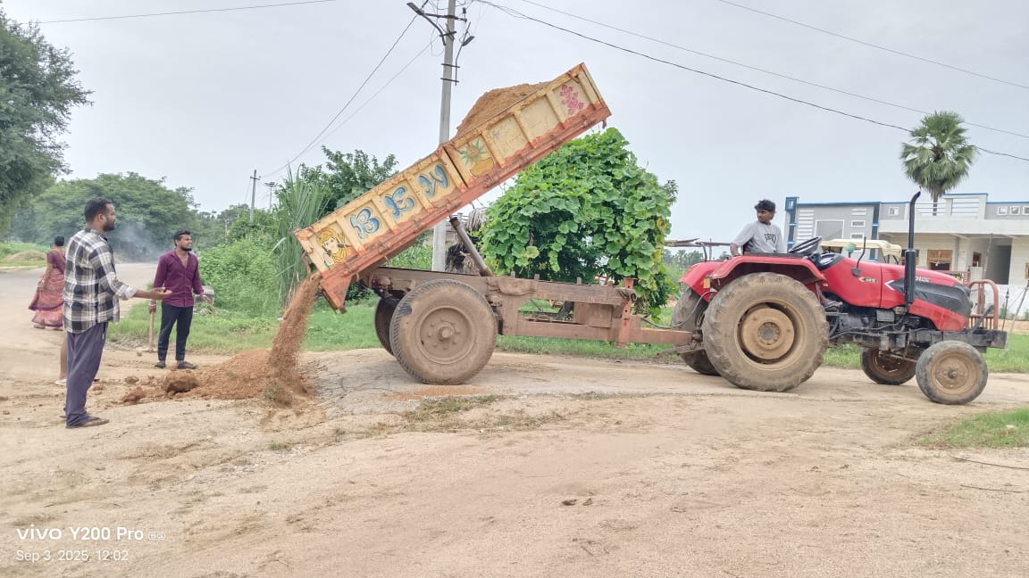 ప్రమాదకరమైన రోడ్డును పూడ్చేసిన స్థానిక యువత..