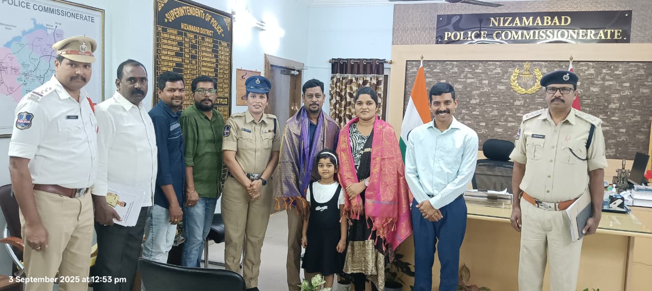 పుట్టినరోజు సందర్భంగా హెల్మెట్లను పంపిణీ..!