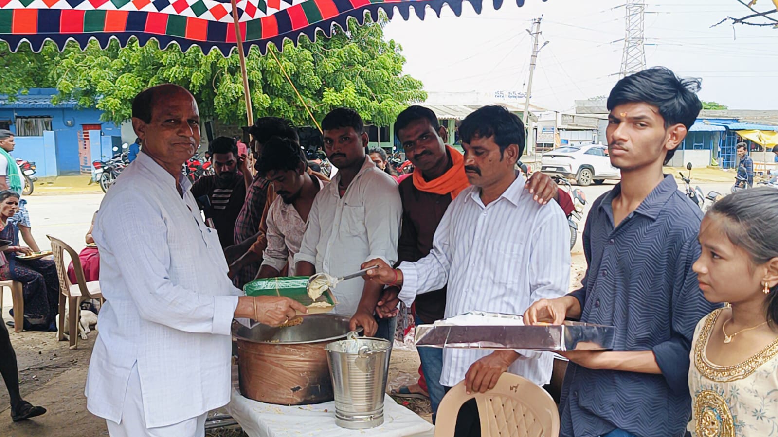 పైలాన్ లో ఘనంగా అన్నప్రసాద వితరణ కార్యక్రమం