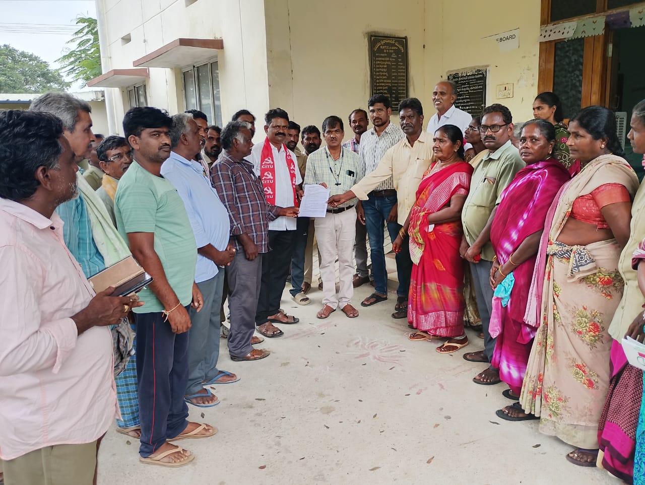 గ్రామపంచాయతీ సిబ్బందికి ప్రభుత్వం వెంటనే ఉద్యోగ భద్రత కనీస వేతనాన్ని అమలు చేయాలి