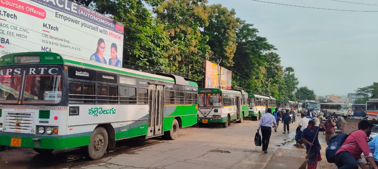 అలసిపోయిన స్త్రీ శక్తి, ఫ్రీ బస్సులు