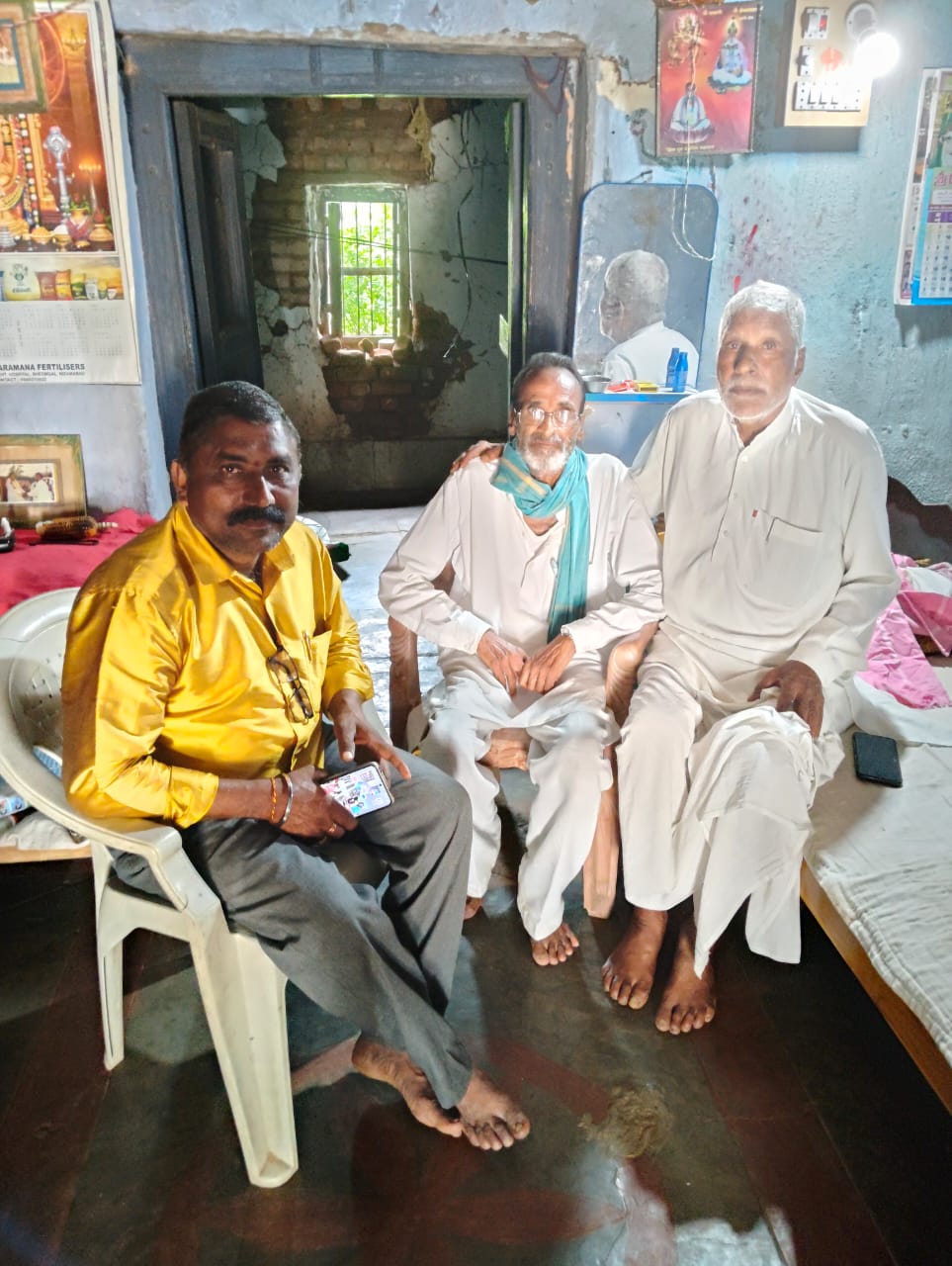 మాజీ సర్పంచ్ ను పరామర్శించిన చందర్ నాయక్..