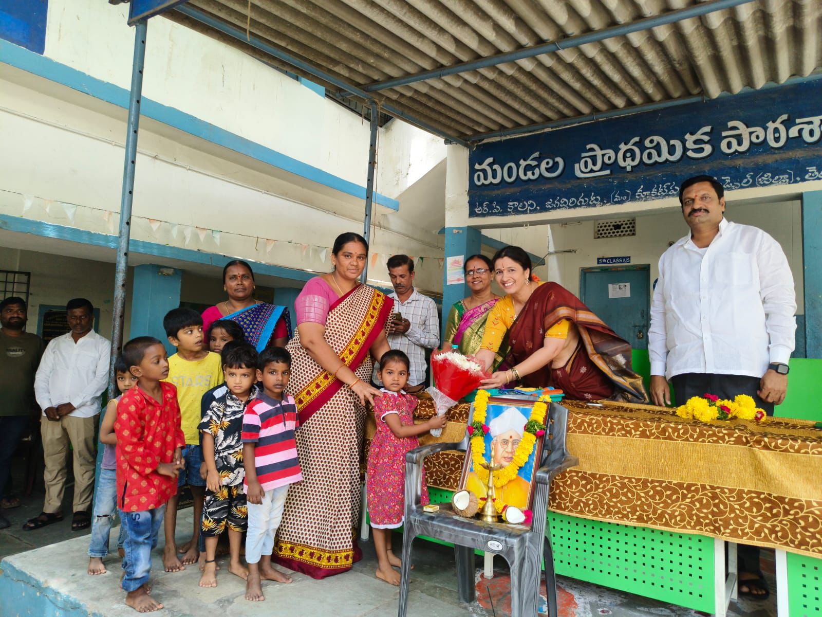 ప్రాథమిక ప్రభుత్వ పాఠశాలలో ఉపాధ్యాయుల దినోత్సవం కార్యక్రమంలో పాల్గొన్న కార్పొరేటర్ మాధవరం రోజా దేవి రంగారావు