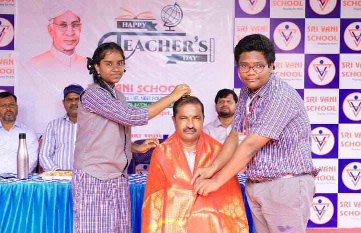 శ్రీవాణి స్కూల్ లో ముందస్తుగా టీచర్స్ డే వేడుకలు