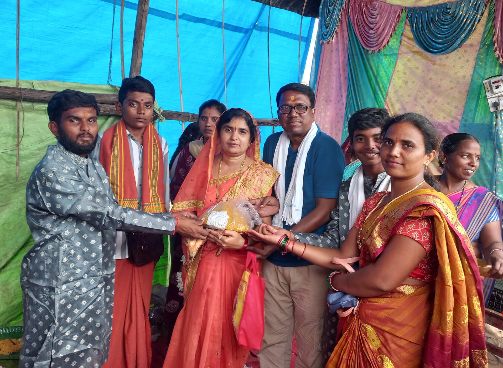శ్రీ విఘ్నేశ్వరుని లడ్డు లక్కీ డ్రా లో వరించిన శంకర్ శ్రీదేవి దంపతులు…