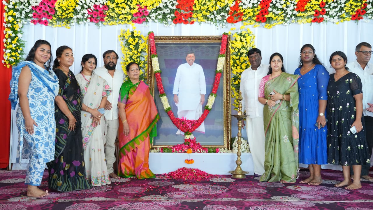 మాజీ డిప్యూటీ స్పీకర్ కొప్పుల హరీశ్వర్ రెడ్డి ద్వితీయ వర్ధంతి సందర్భంగా వారికి ఘన నివాళి