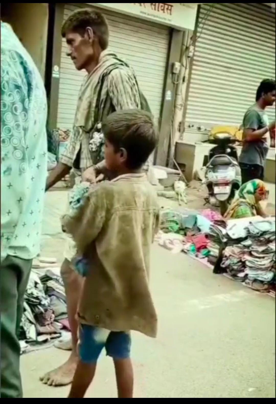 నిరుపేదలకు రానన్న దసరా పండుగ సందర్భంగా బతుకమ్మ చీరలు పంపిణీ చేయాలని జాగో తెలంగాణ ప్రధాన కార్యవర్గ సభ్యులు డిమాండ్ చేశారు