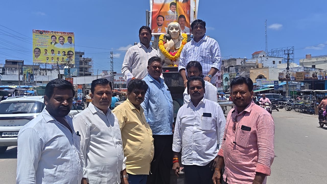 మదర్ థెరిస్సా స్ఫూర్తితో సమాజం కోసం కృషి చేయాలి.డాక్టర్ సతీష్ చంద్ర.