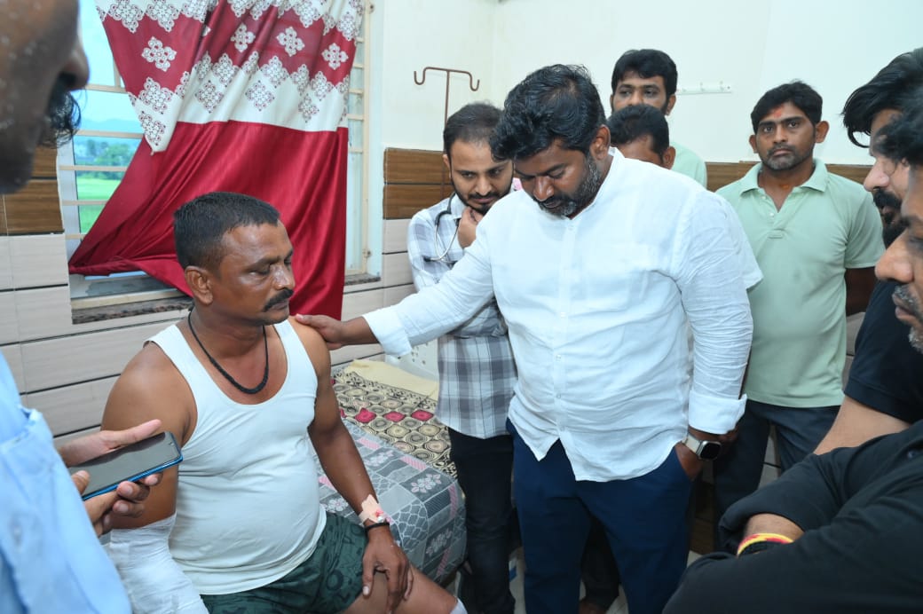 టిడిపి నాయకుడు, వర్తక కళాసి యూనియన్ నాయకుడు గేదెల సర్వేశ్వరరావును పరామర్శించిన ఎమ్మెల్యే హోబోనెల విజయచంద్ర