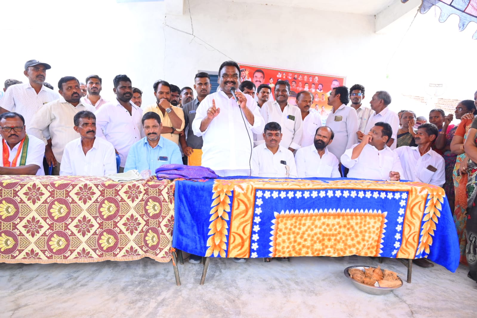 సీసీ రోడ్లకు శంకుస్థాపన చేసిన ఎమ్మెల్యే