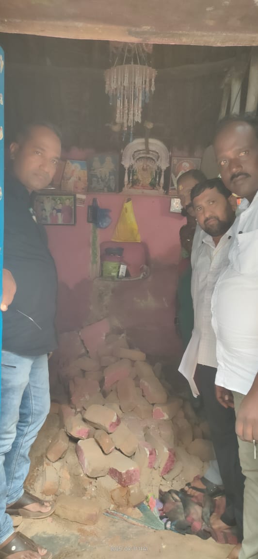 గోడకూలి వృద్ధులకు గాయాలు
