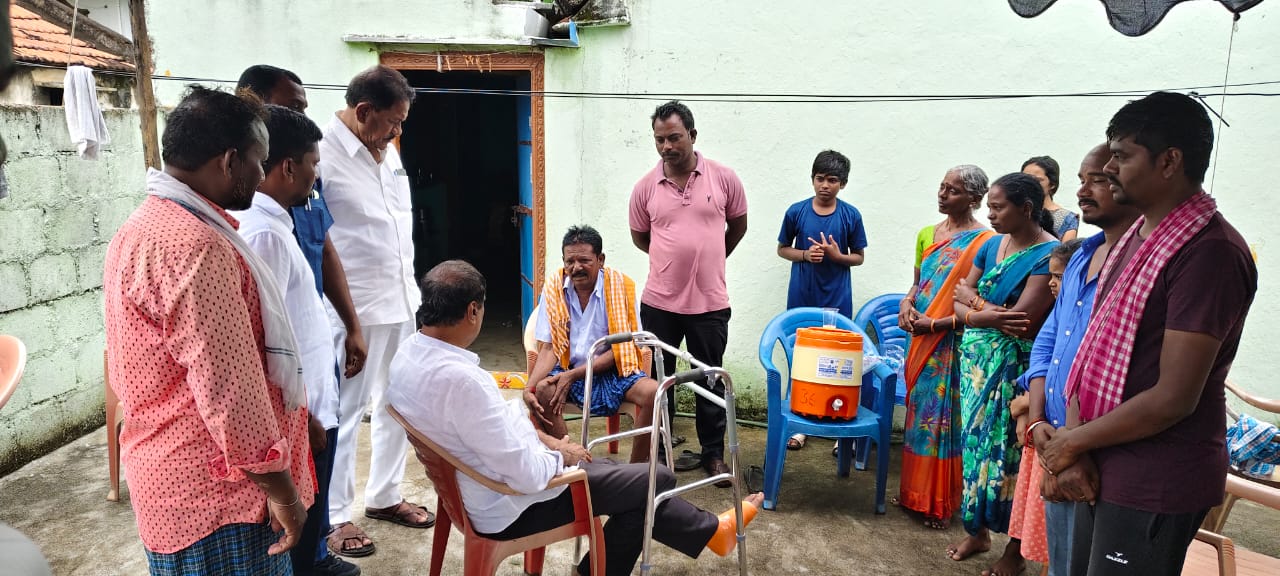పాలు కుటుంబాలను పరామర్శించిన ఎమ్మెల్యే డాక్టర్ సంజయ్ కుమార్