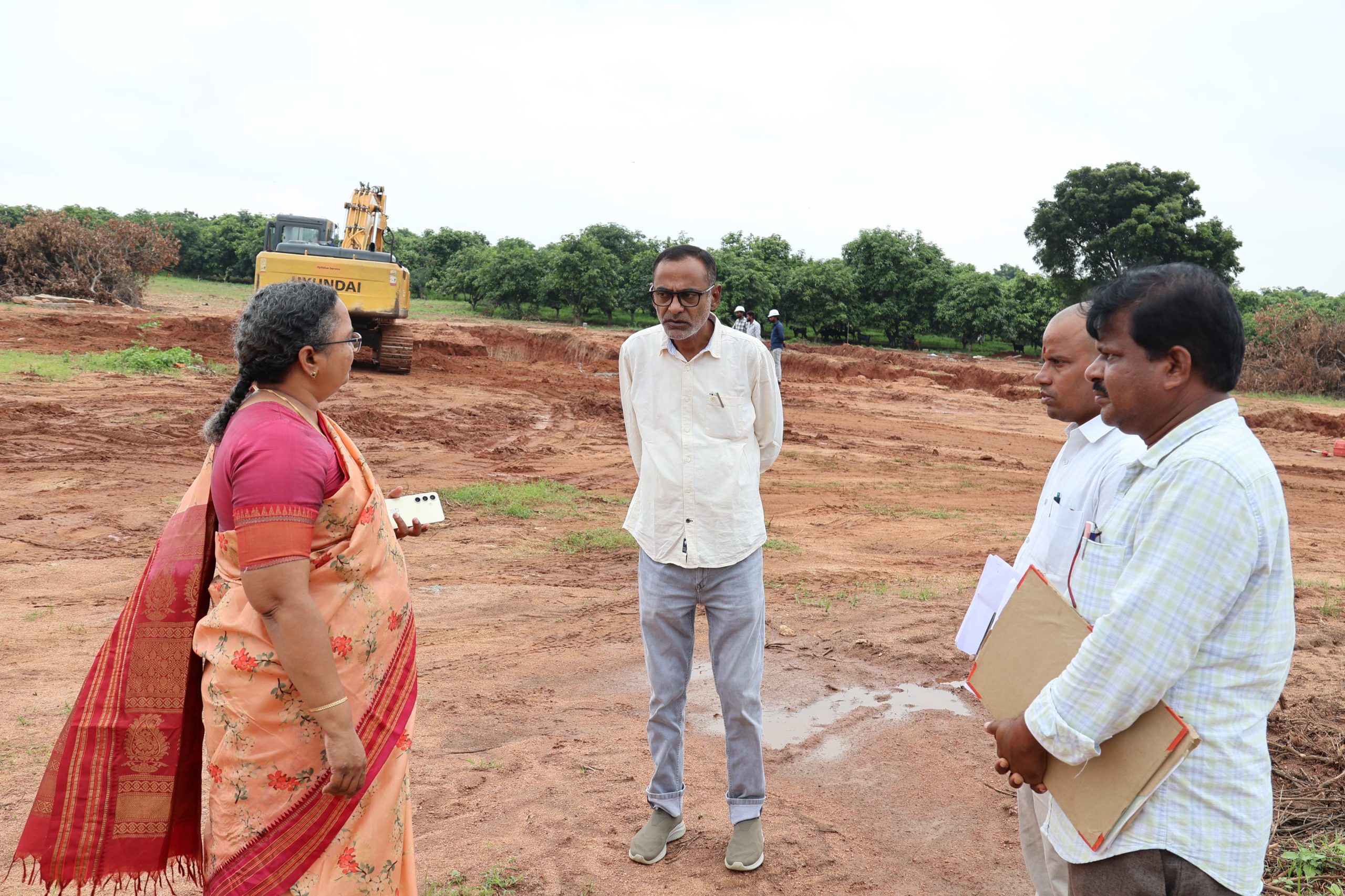 క్షేత్రస్థాయి పరిశోధనలో జిల్లా కలెక్టర్