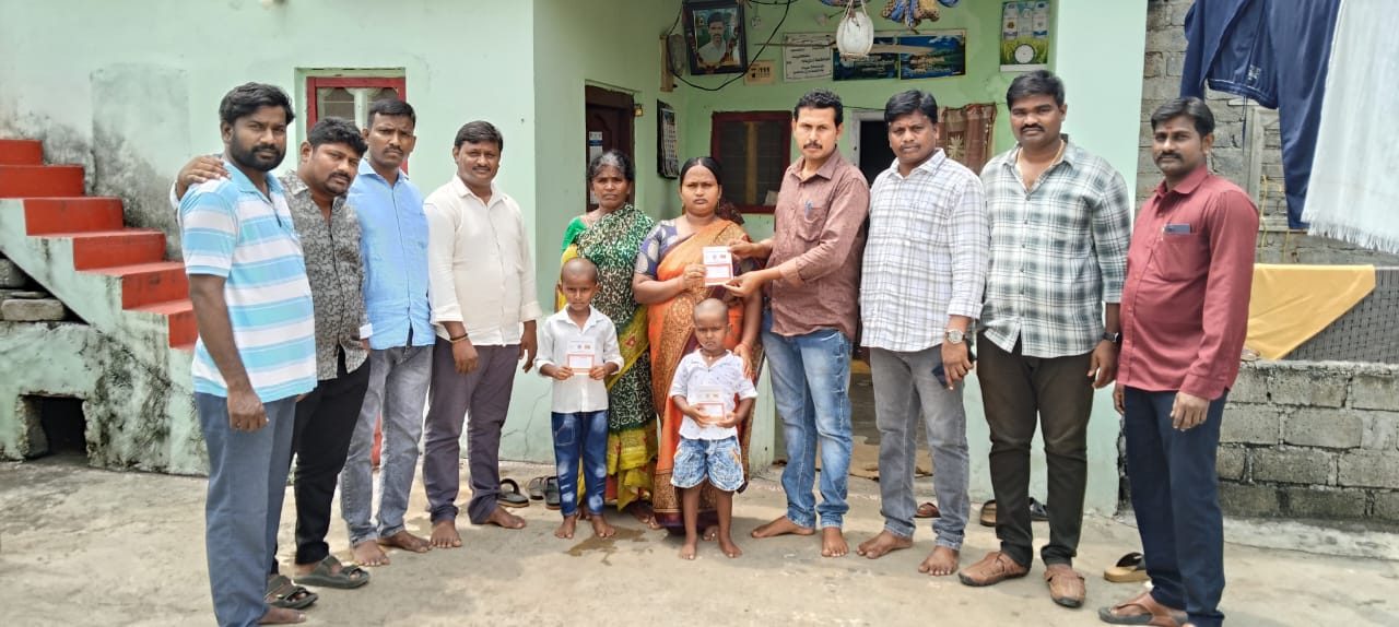 నరసింహారావు కుటుంబానికి ఆర్థిక సహాయం అందించిన స్నేహితులు