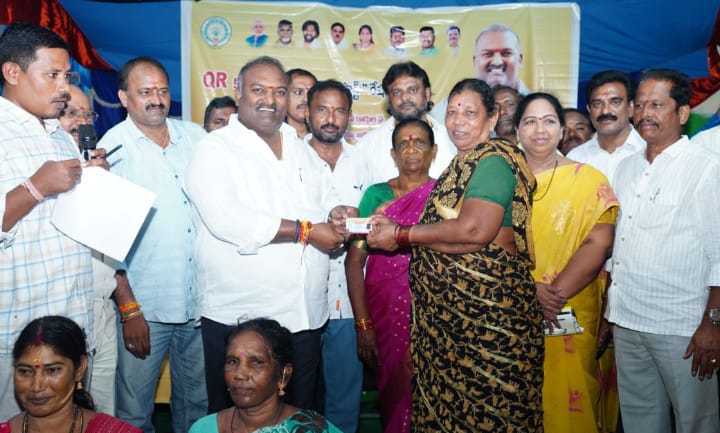 స్మార్ట్ రేషన్ కార్డులు అందించిన ఎమ్మెల్యే విజయ్ కుమార్