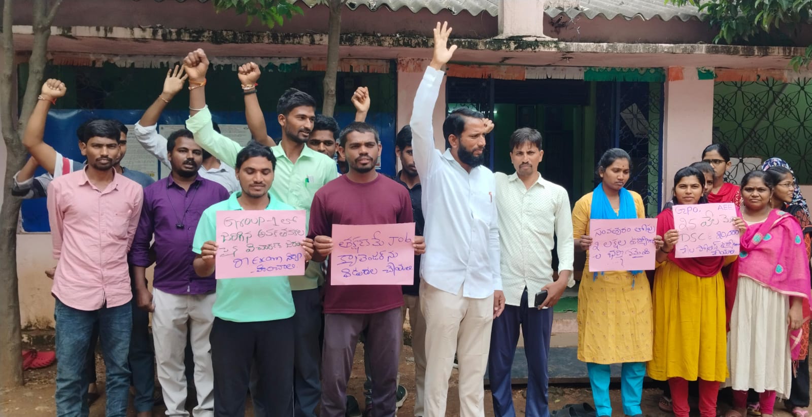 నిరుద్యోగుల జీవితాలతో చెలగాటమాడుతున్న కాంగ్రెస్ ప్రభుత్వం.
