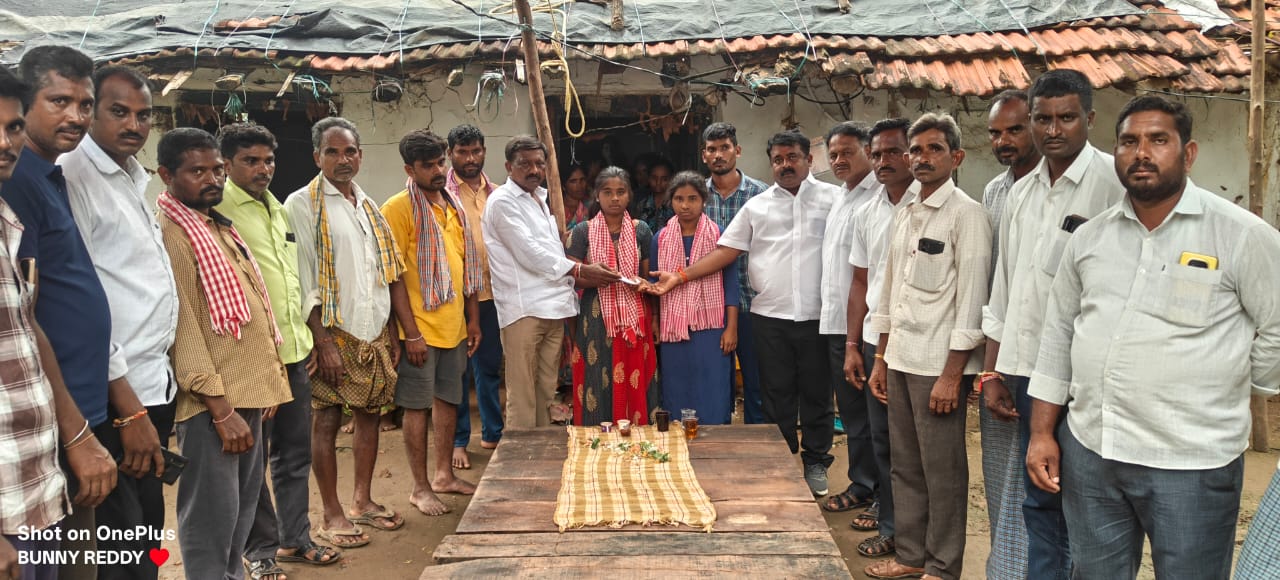 మృతుని కుటుంబానికి ఆర్థిక సాయం