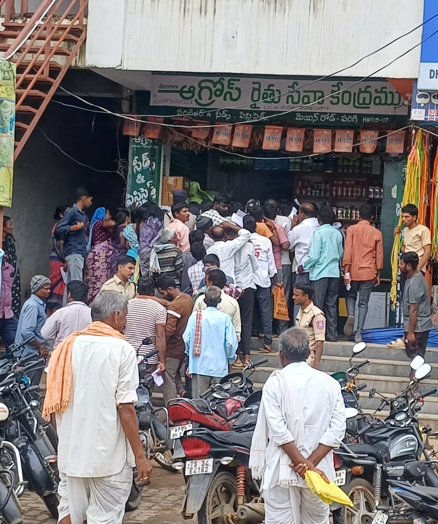 అదును దాటిన అందని యూరియా రైతుల కష్టాలు.