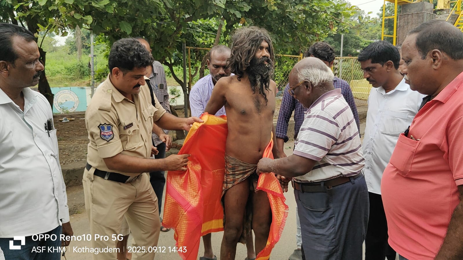 కొత్తగూడెంలో మతిస్థిమితం లేని వ్యక్తిని ఎర్రగడ్డ మెంటల్ హాస్పిటల్‌కి తరలింపు