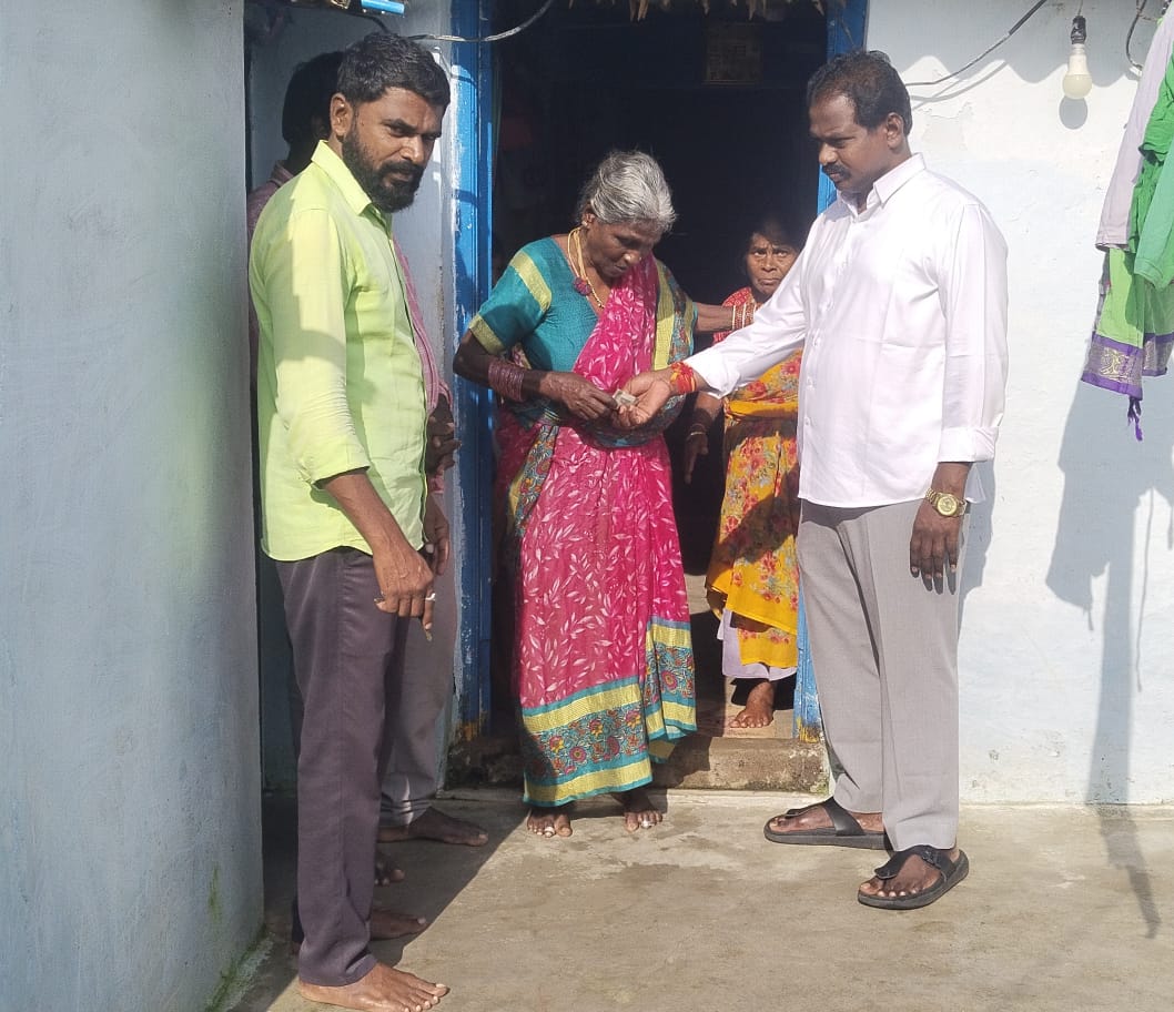మృతుడి కుటుంబానికి ఆర్ధిక సహాయం అందజేసిన మేకల కనకయ్య ముదిరాజ్