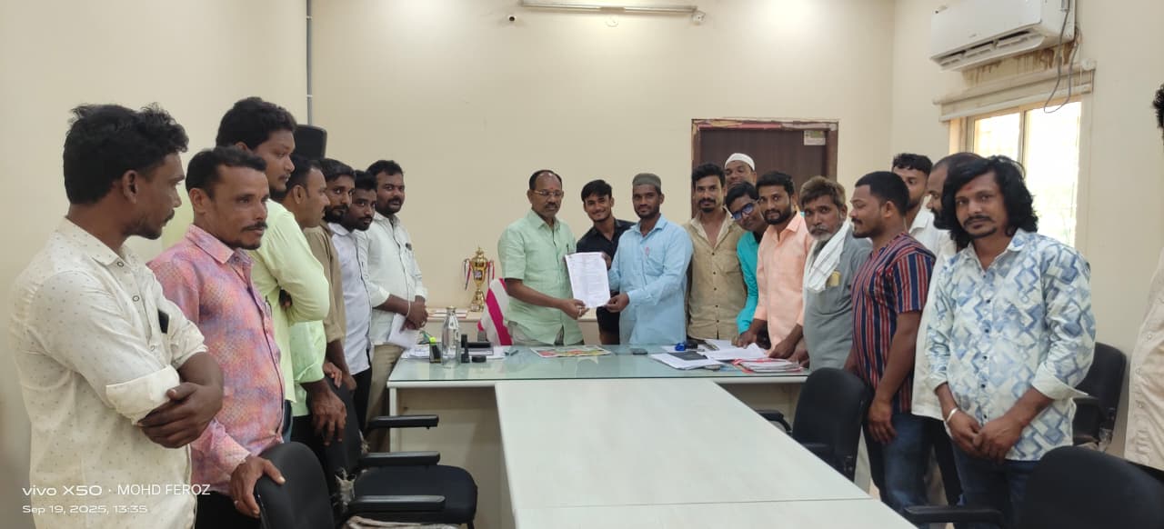 విద్యుత్ కార్మికుల వేతనాలు పెంచాలని డిమాండ్ చేశారు