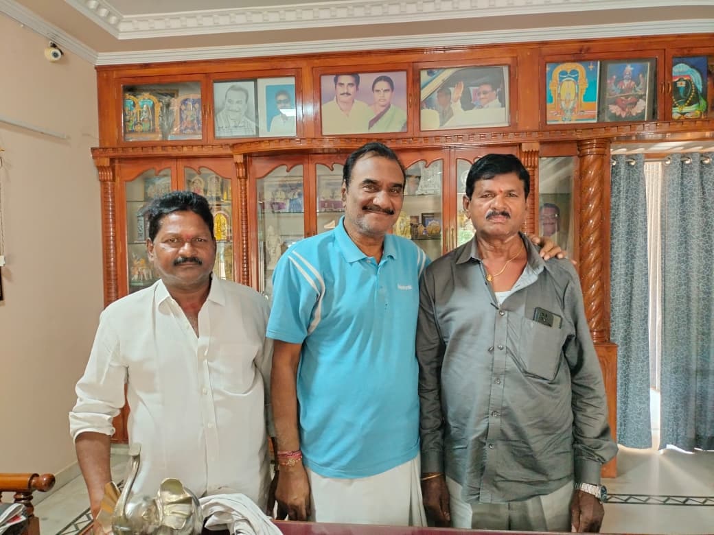 BRS పార్టీ కొత్తగూడెం నియోజకవర్గ ఇంచార్జ్ వనమా వెంకటేశ్వరరావు గారిని మర్యాదపూర్వకంగా కలిసిన BRS మండల అధ్యక్షులు మల్లెల శ్రీరామ్ మూర్తి, BRSసీనియర్ నాయకులు దాసరి నాగేశ్వరరావు