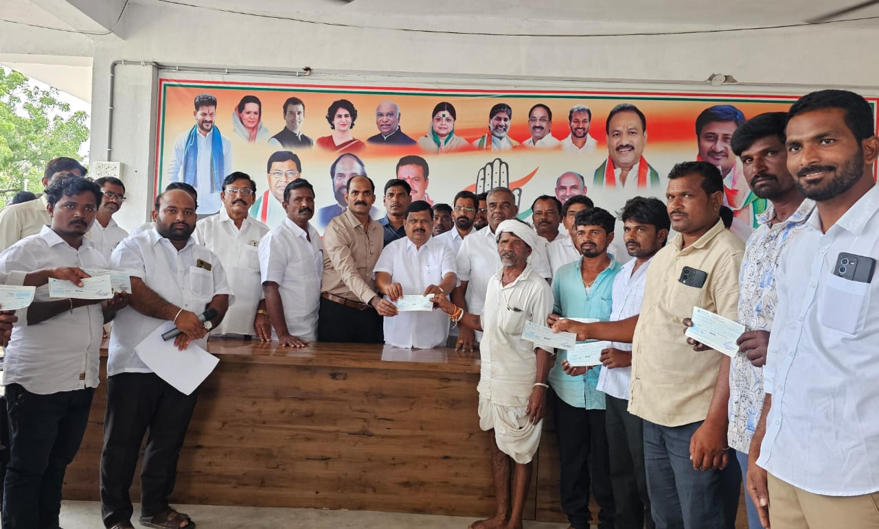 :బాధితు కుటుంబాలకు ప్రభుత్వం నుండి ఆర్థిక సాయం అందించిన దేవరకొండ ఎమ్మెల్యే బాలునాయక్.