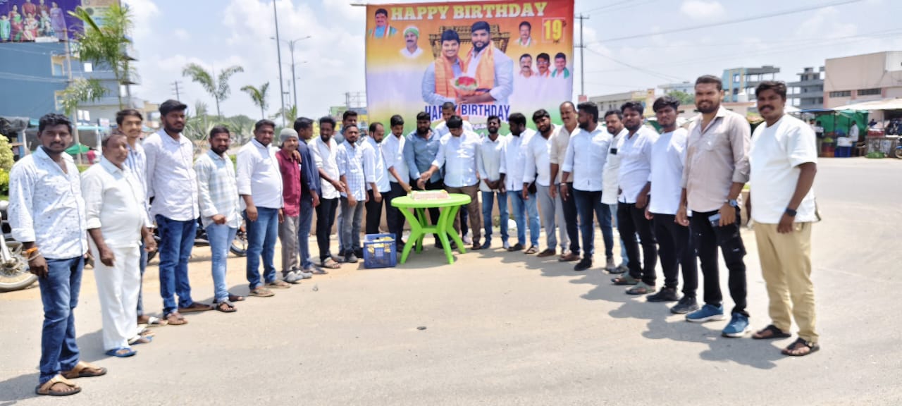 ఎల్కతుర్తి మండల యూత్ కాంగ్రెస్ అధ్యక్షులు శ్రీకాంత్(బక్కి) ఆధ్వర్యంలో ఘనంగా పొన్నం అనూప్ గారి జన్మదిన వేడుకలు