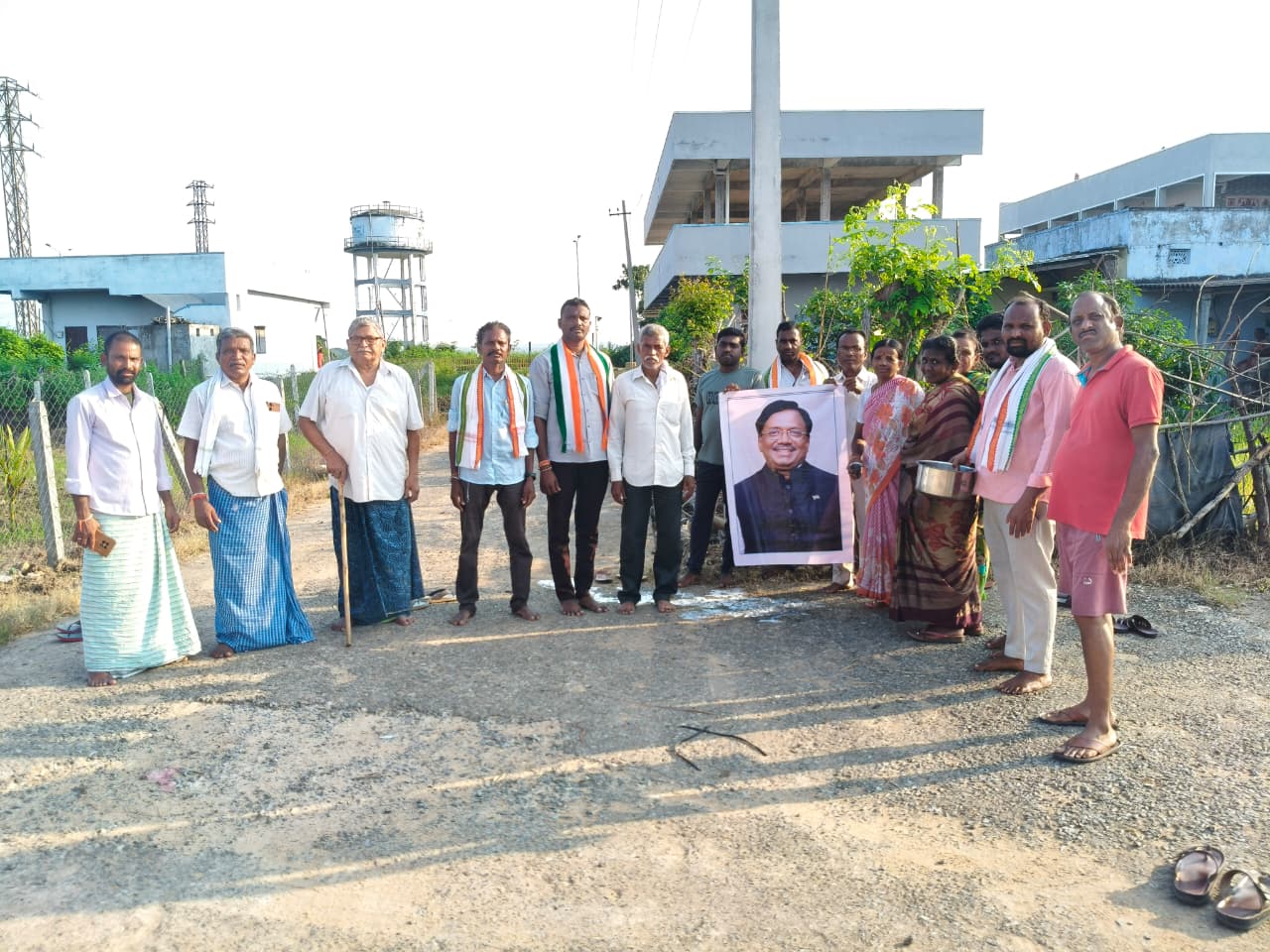 మంత్రికి పాలాభిషేకలు