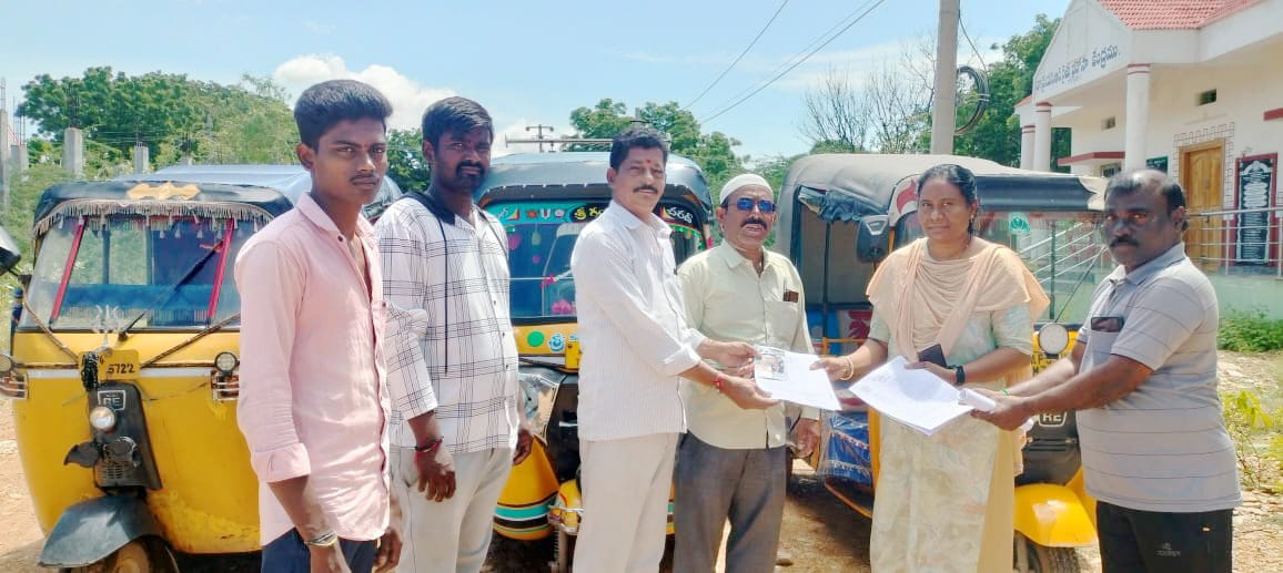 వాహన మిత్ర పథకానికి అవగాహన కల్పిస్తున్న సయ్యద్ అమీర్