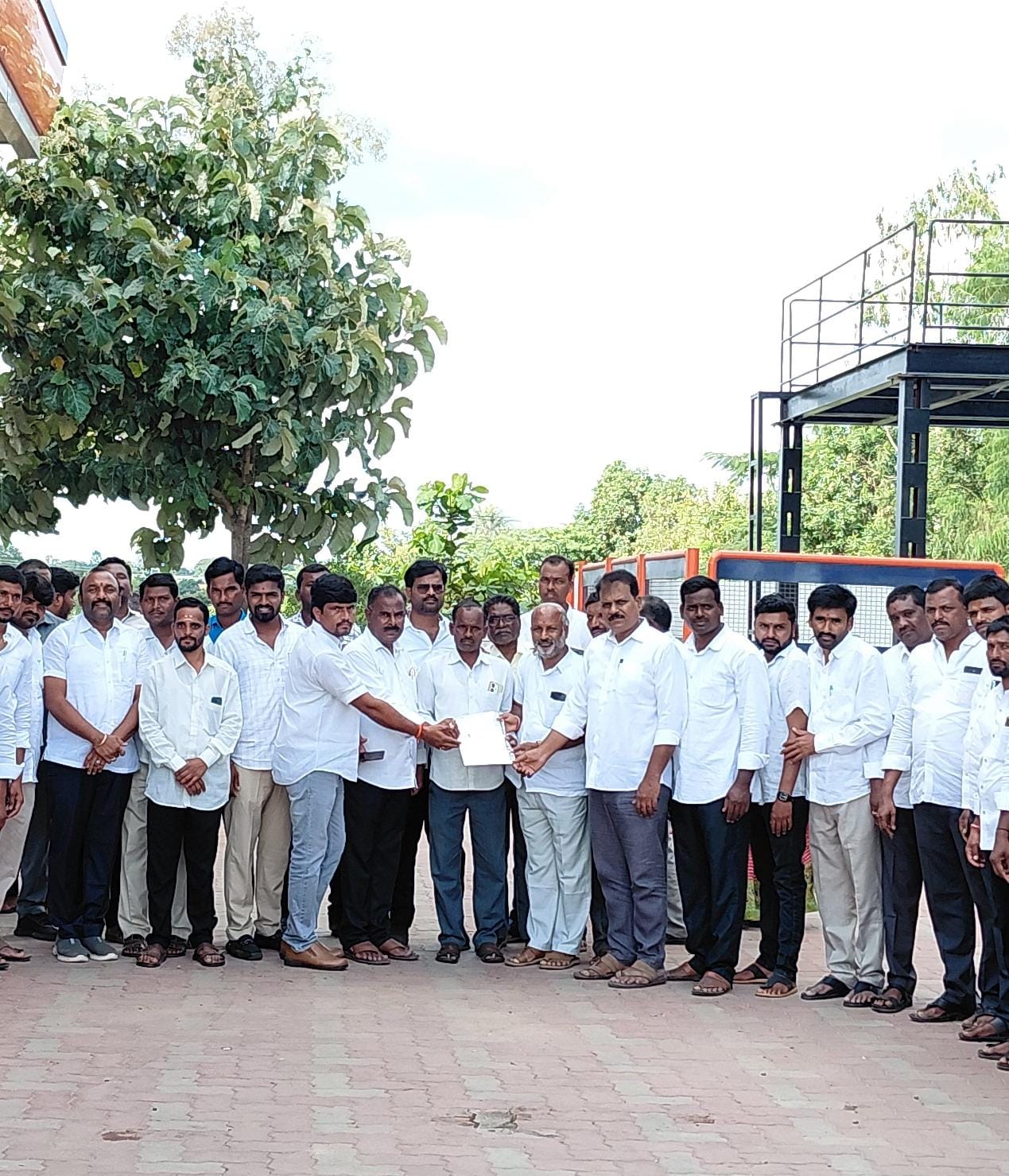 సీఎంఆర్ఎఫ్ చెక్కులు మరియు ఎల్ఓసిలు అందచేసిన ఎమ్మెల్సీ నవీన్ రెడ్డి