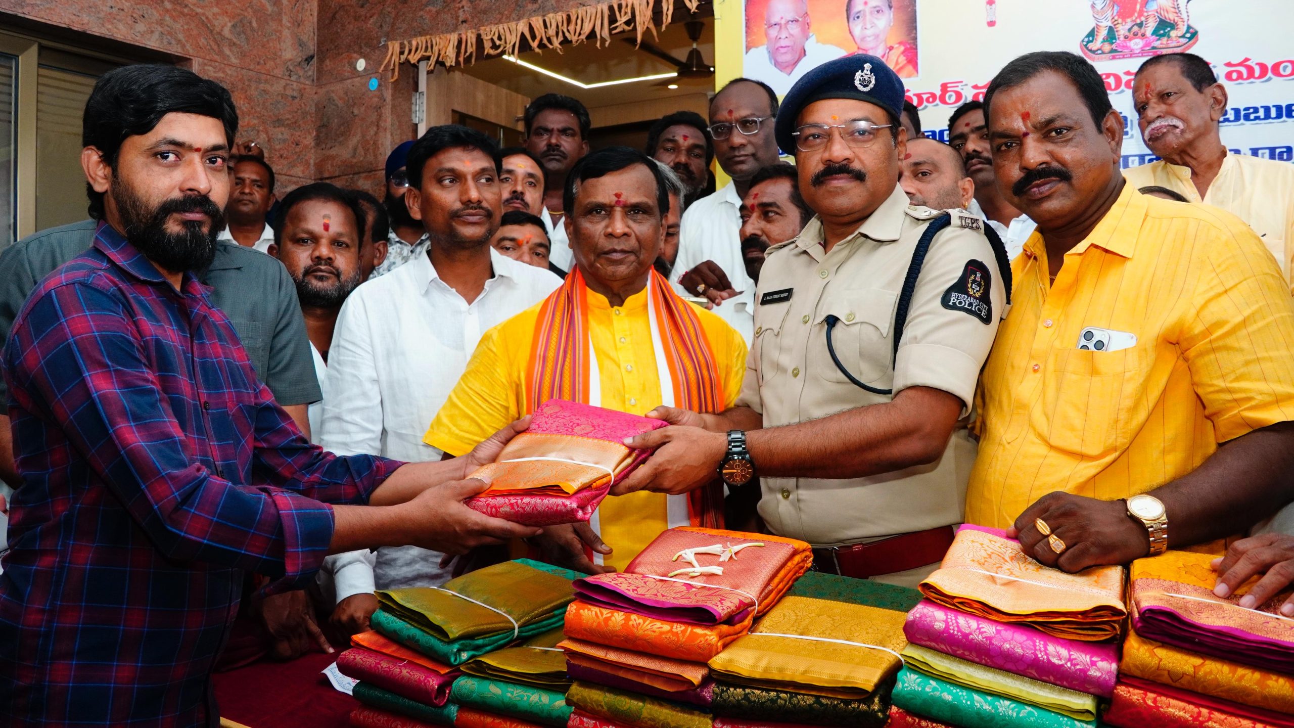 దేవిమాత మండపాలకు పట్టుచీరాల పంపిణీ చేసిన -అర్బన్ ఎమ్మెల్యే..!