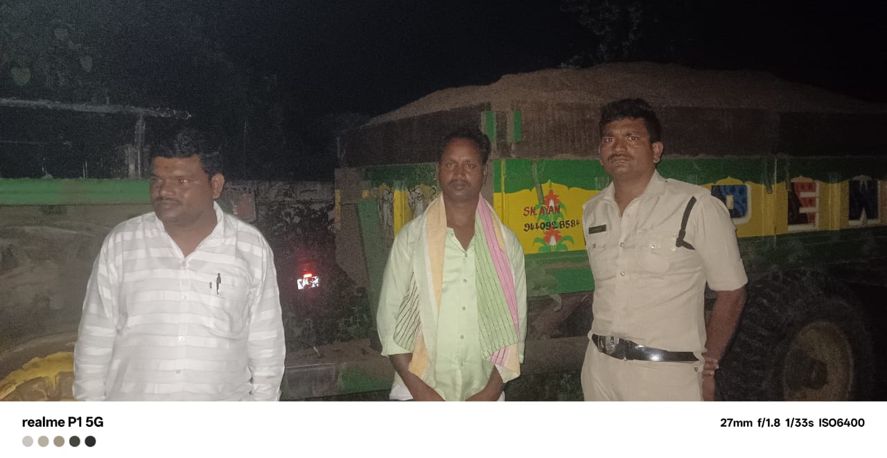 అక్రమ ఇసుక తరలిస్తున్న ట్రాక్టర్ ను పట్టుకున్న ఆర్ ఐ….