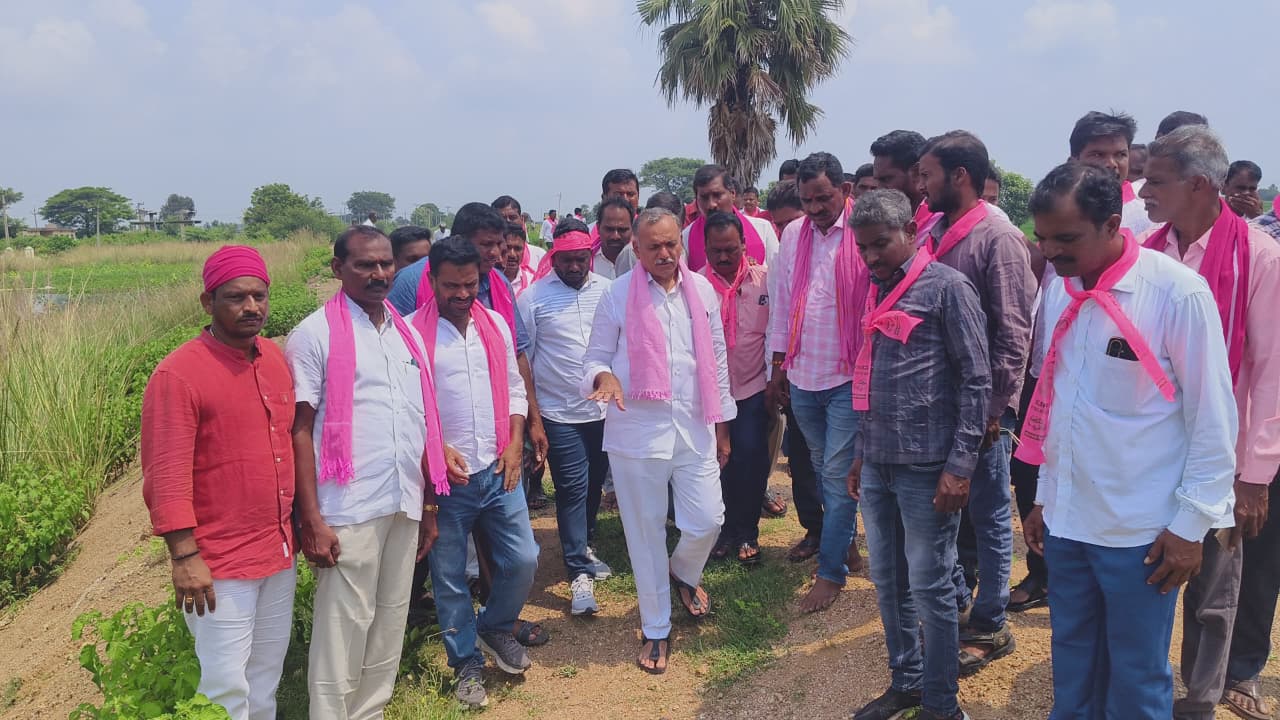 చెరువును ఆక్రమించిన వారిపై కఠిన చర్యలు తీసుకోవాలిమాజీ ఎమ్మెల్యే గండ్ర వెంకట రమణా రెడ్డి