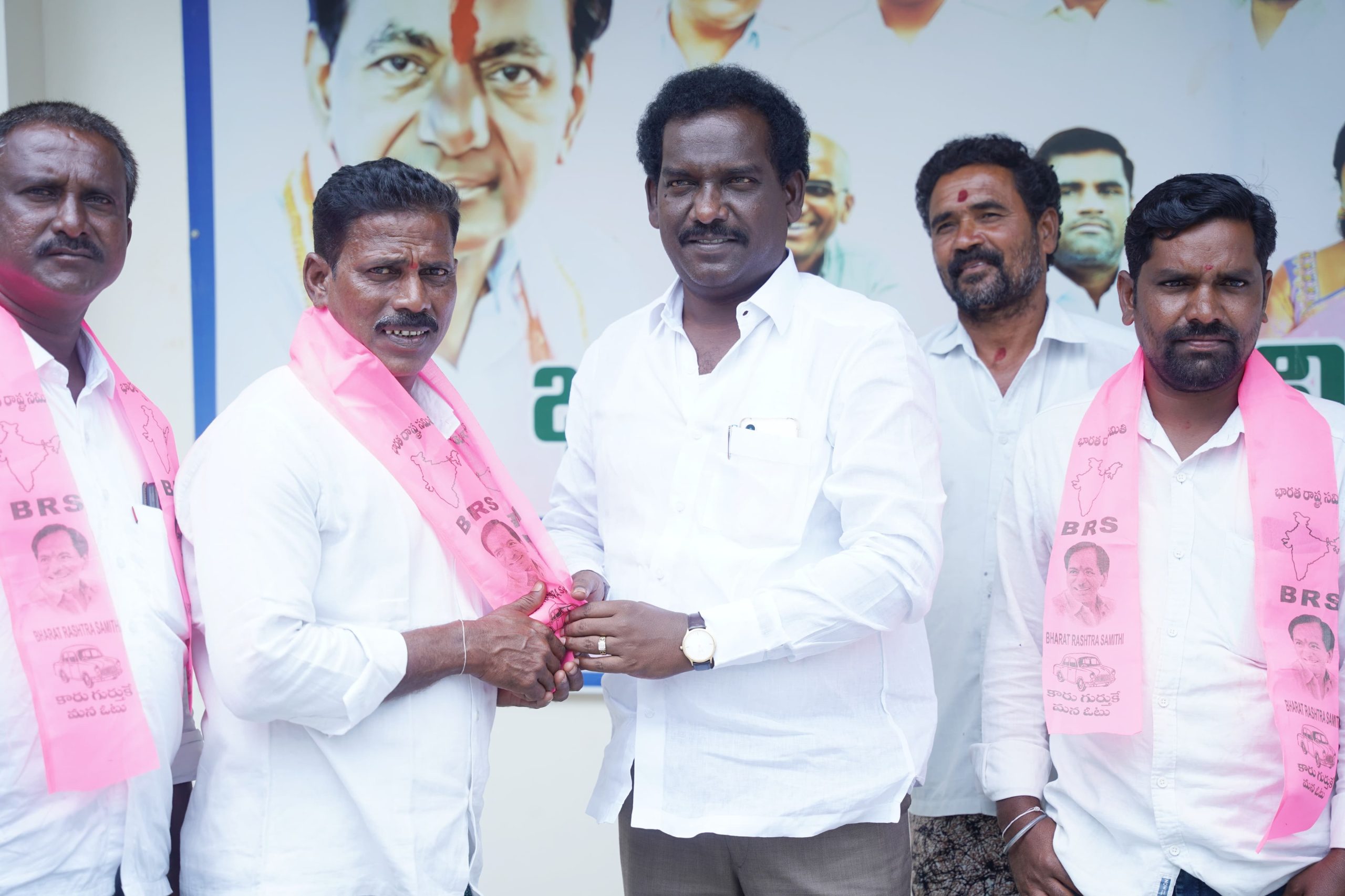 బిఆర్ఎస్ పార్టీలో చేరిన కొండాపురం గ్రామ నాయకులు