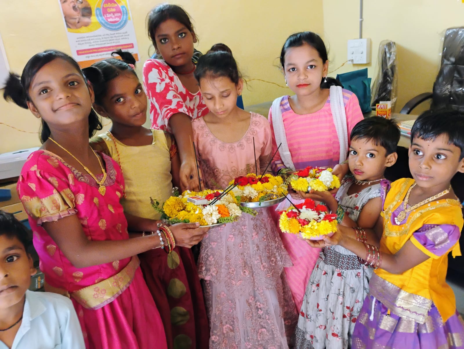 చర్లపల్లి ఐ జి కాలని ప్రభుత్వ పాఠశాలలో గణంగా బతుకమ్మ పండుగను జరుపుకున్న విద్యార్థులు .