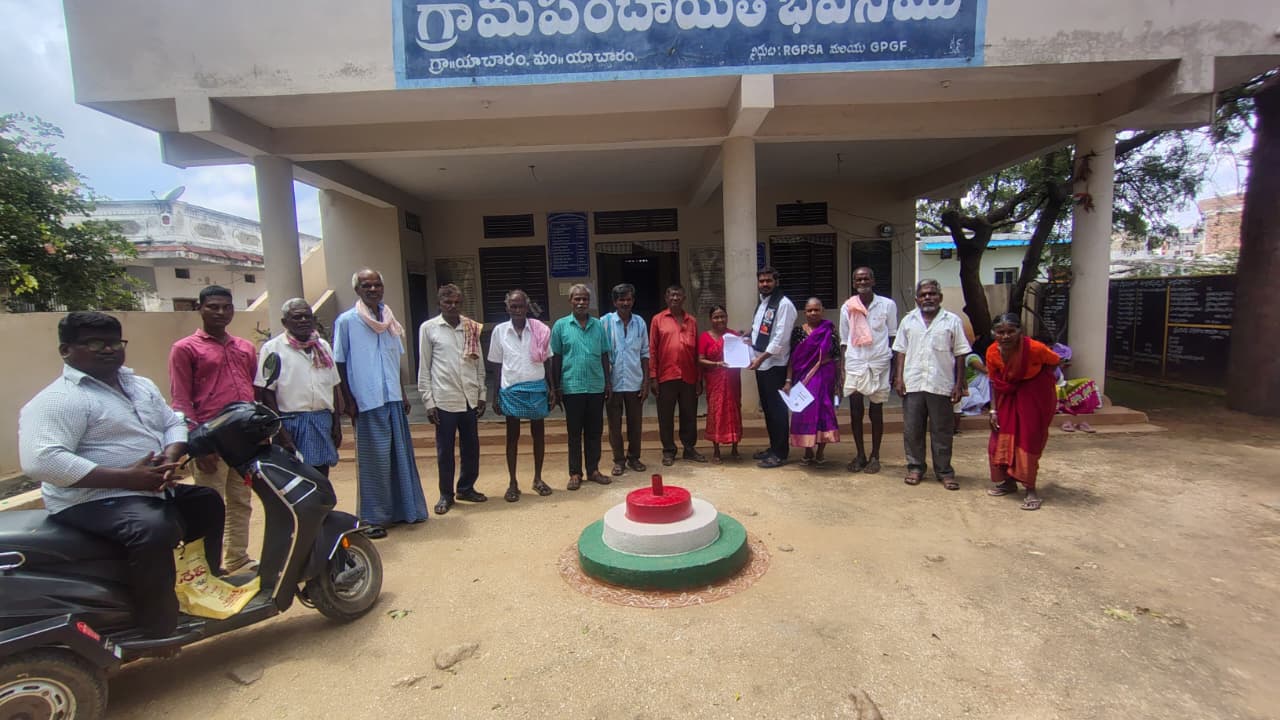 గ్రామపంచాయతీ కార్యదర్శివినతి పత్రంమూలి మహేష్MRPS మండల్ అధ్యక్షులు ఆధ్వర్యంలో