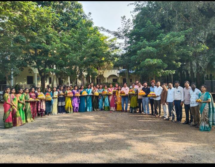 ప్రభుత్వ డిగ్రీ కళాశాలలో బతుకమ్మ సంబరాలు …..