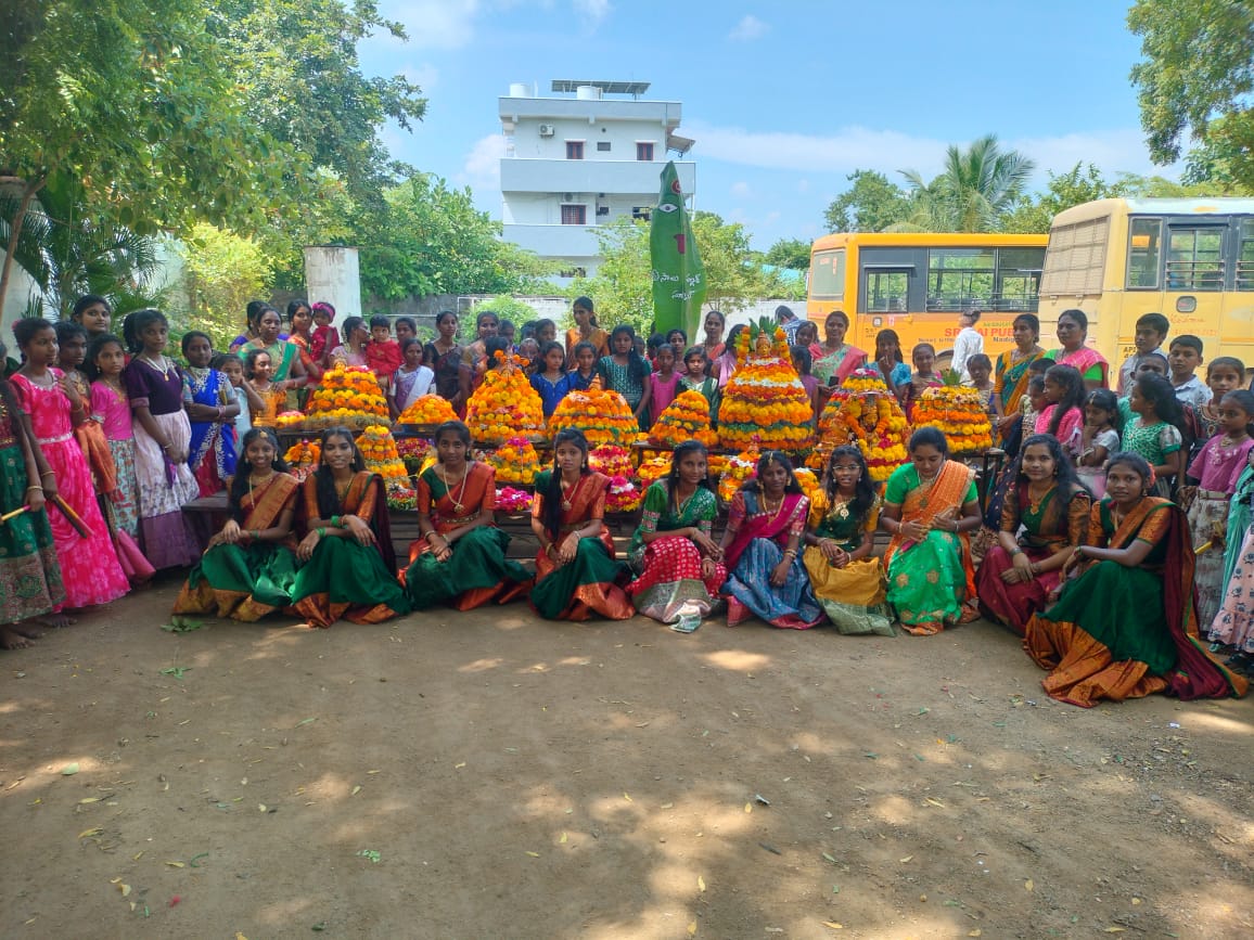 ఆకట్టుకున్న ముందస్తు బతుకమ్మ వేడుకలు