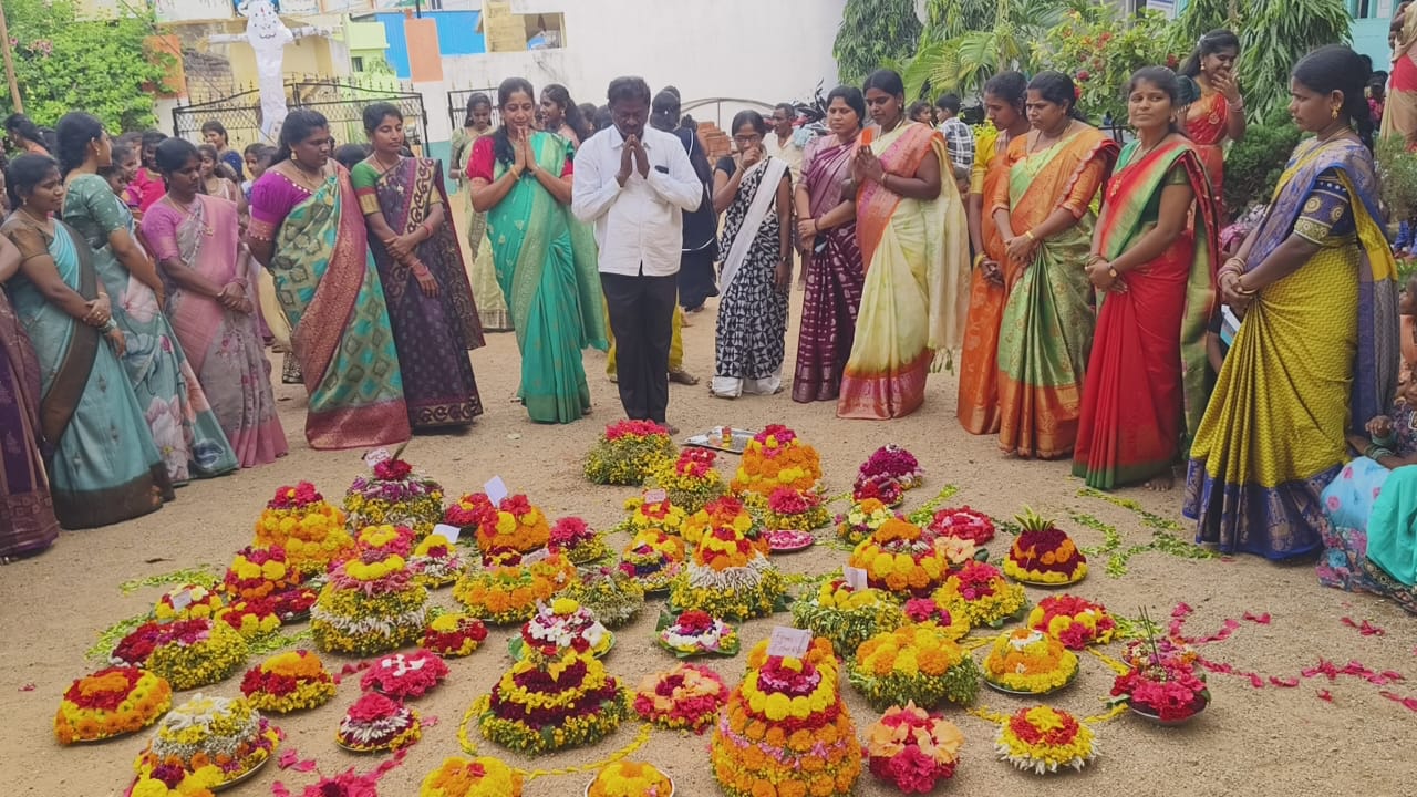 శ్రీ చైతన్య పాఠశాలలో ఘనంగా బతుకమ్మ వేడుకలు…