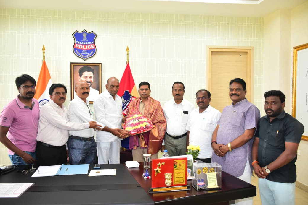 జిల్లా ఎస్పీ ని కలిసిన జిల్లా నూతన రెడ్ క్రాస్ పాలక మండలి సభ్యులు”.