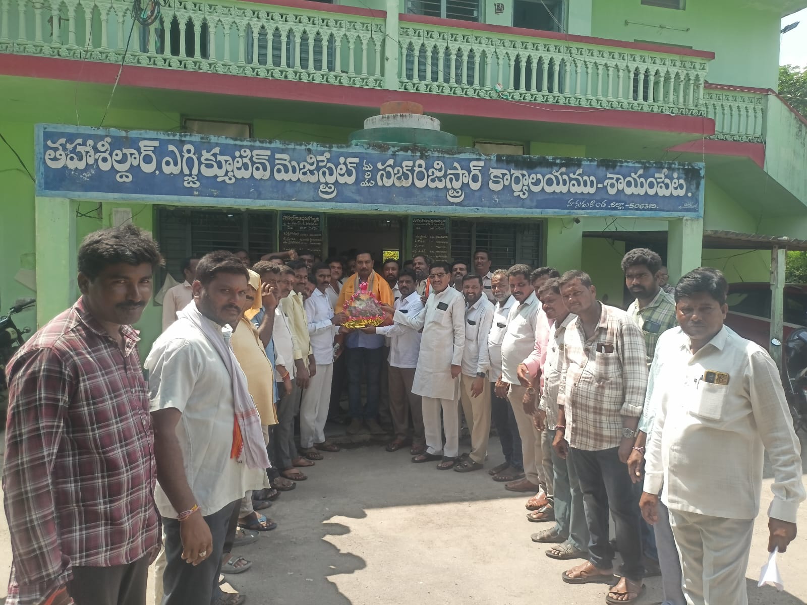 నూతన వచ్చిన తహసీల్దార్ ను స్వాగతించి, శుభాకాంక్షలు తెలిపిన కాంగ్రెస్ నాయకులు