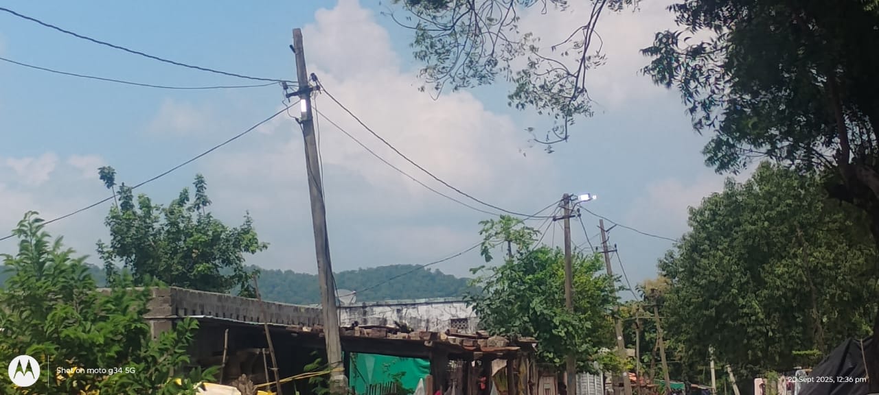 పట్టపగలు వెలుగుతున్నాయి.విధిదీపాలు