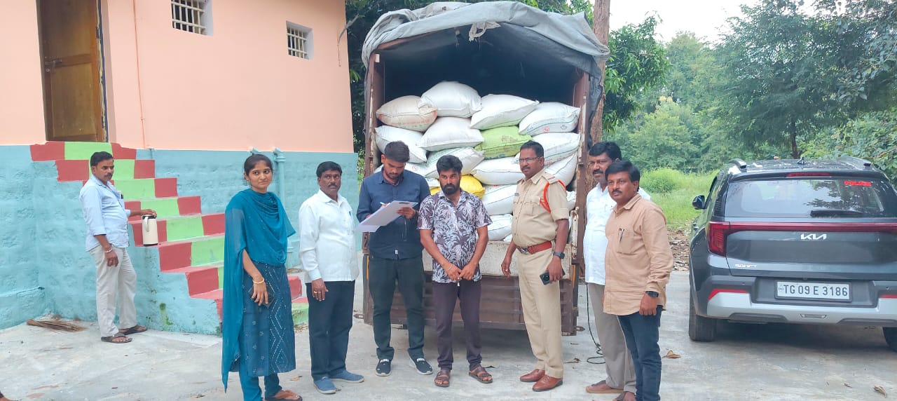 రేగోడు మండలంలో పోచారం గ్రామం వద్ద రేషన్ బియ్యం పట్టివేత