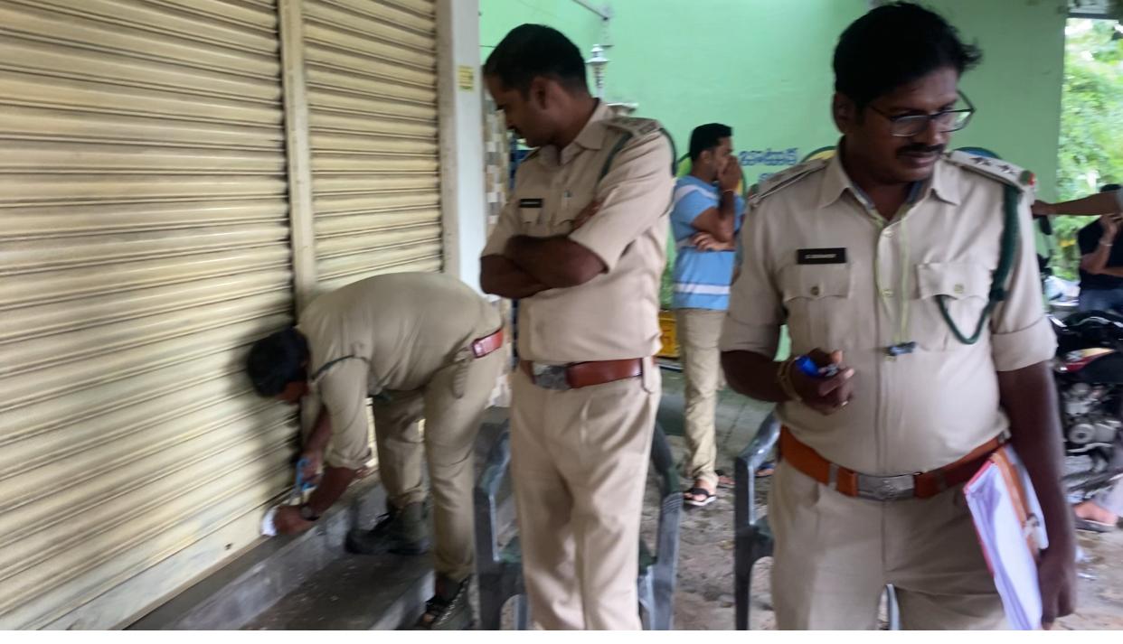 అటవీ శాఖ అధికారులు పర్యవేక్షిస్తూ టేకు వర్క్ షాప్ సీజ్