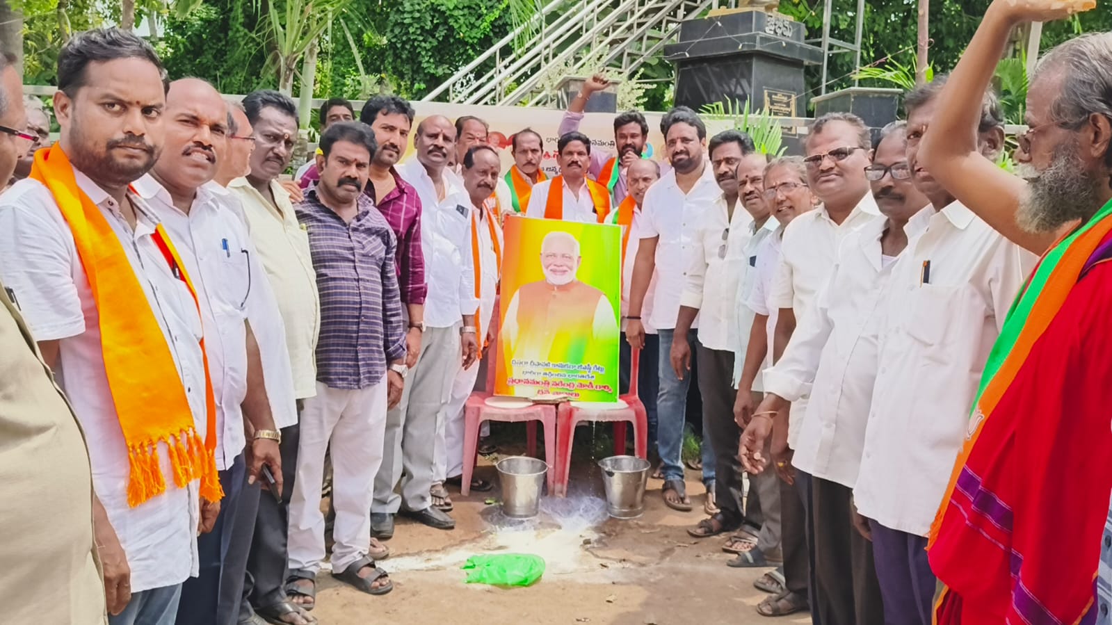 ప్రధానమంత్రి నరేంద్ర మోడీ చిత్రపటానికి పాలాభిషేకం చేసిన ఎన్డీఏ కూటమి నాయకులు