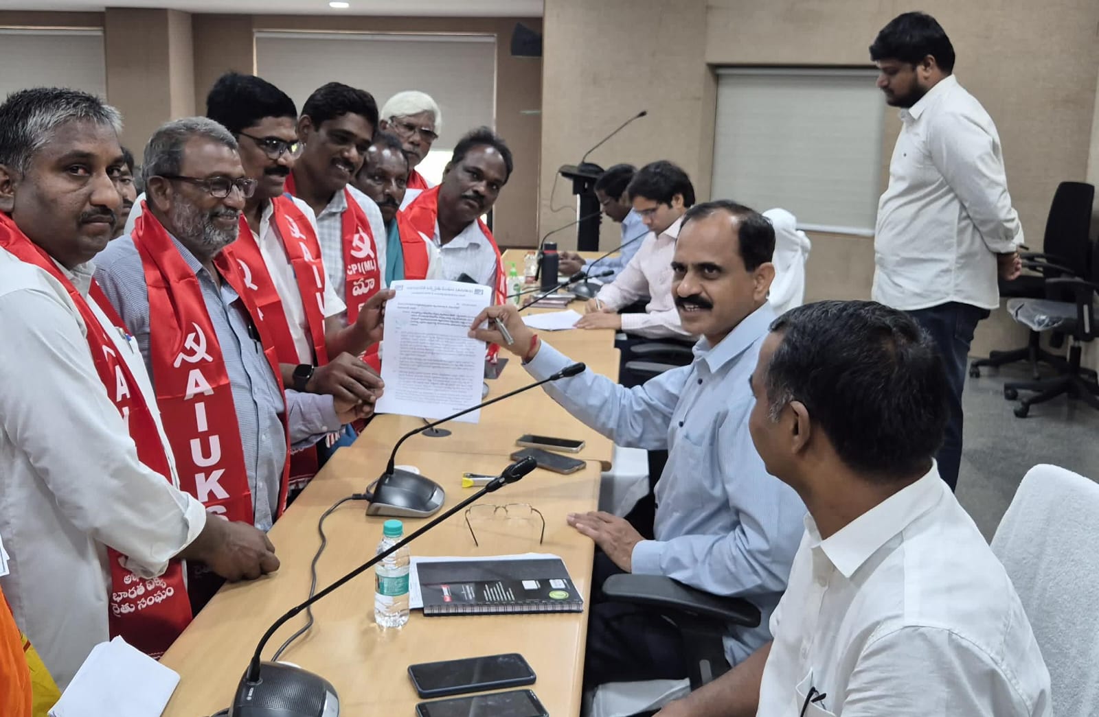 కార్పోరోట్లకు దోచిపెట్టడానికే పత్తి పై దిగుమతి పన్నుతగ్గింపు..