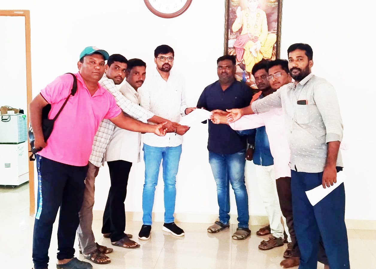 వాలంటీర్లను తిరిగి విధుల్లోకి తీసుకొని కొనసాగించాలి
