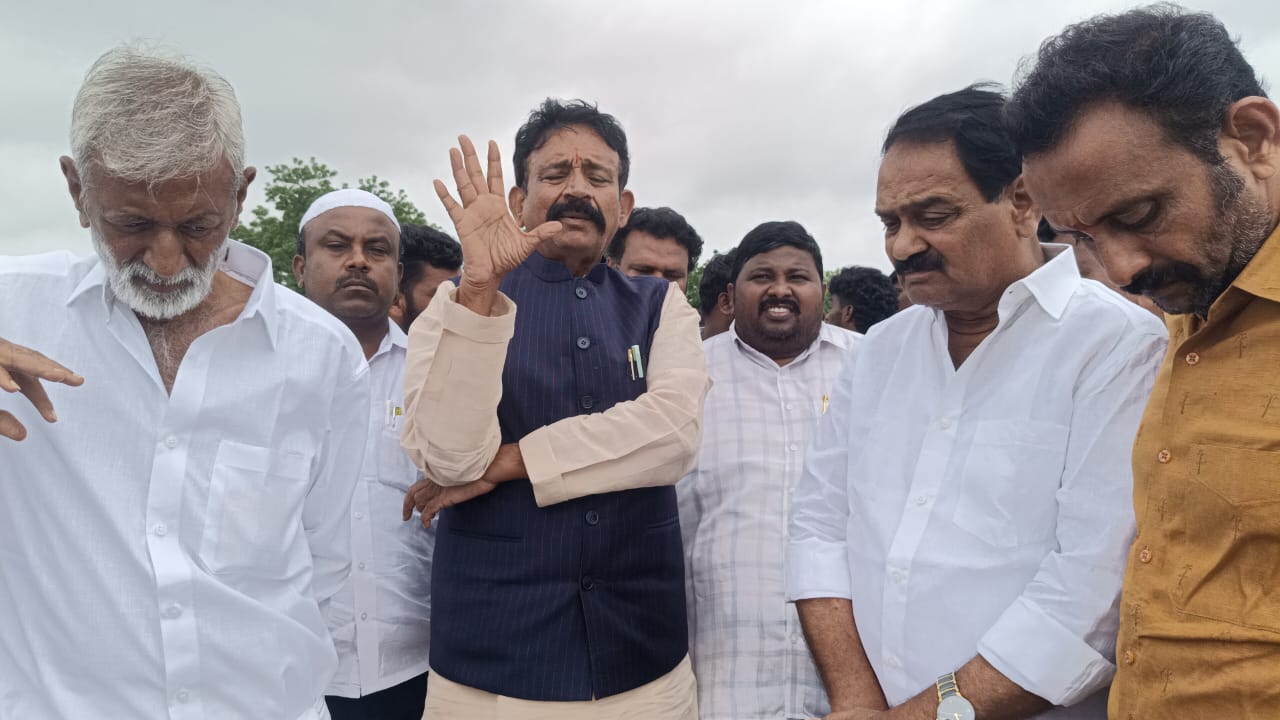 దెబ్బ తిన్న టంగుటూరు – ఓబిలి రోడ్డు ను పరిశీలించిన ఎమ్మెల్యే ఆకేపాటి,