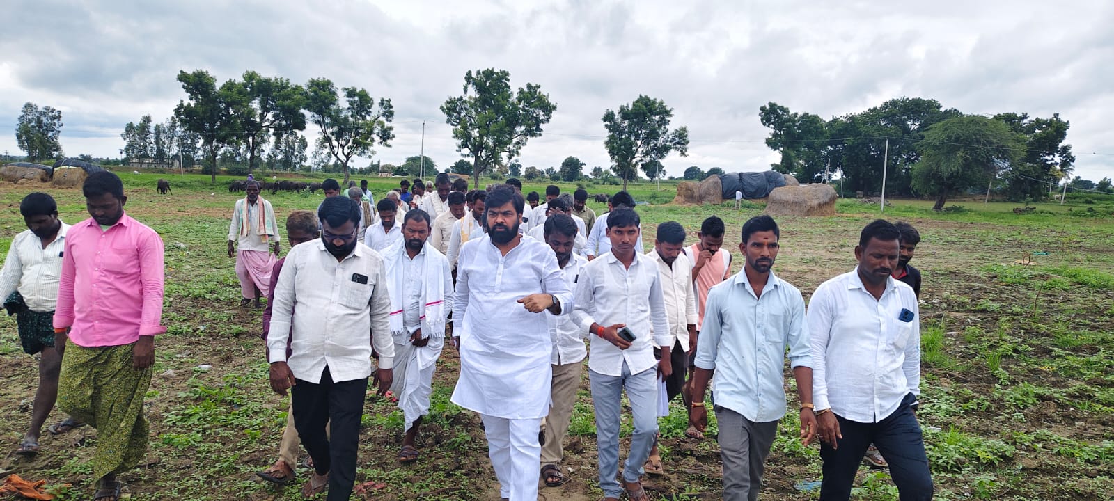 దేవాదాయ ఇనామి భూమిపై కన్నేసిన కబ్జాదారులు.